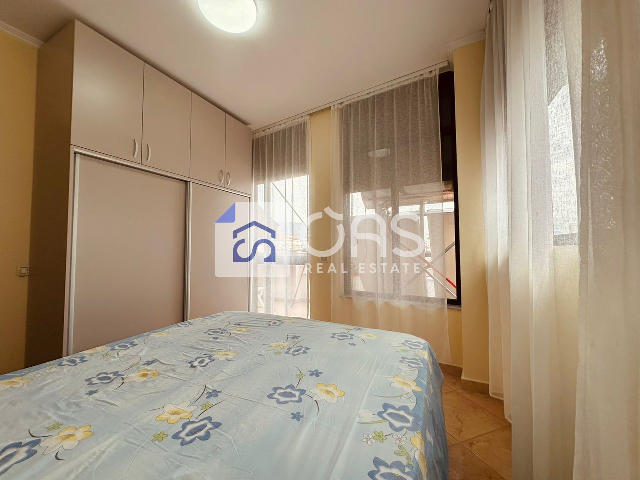 Jepet me qera apartament 2+1+2 pazari i ri