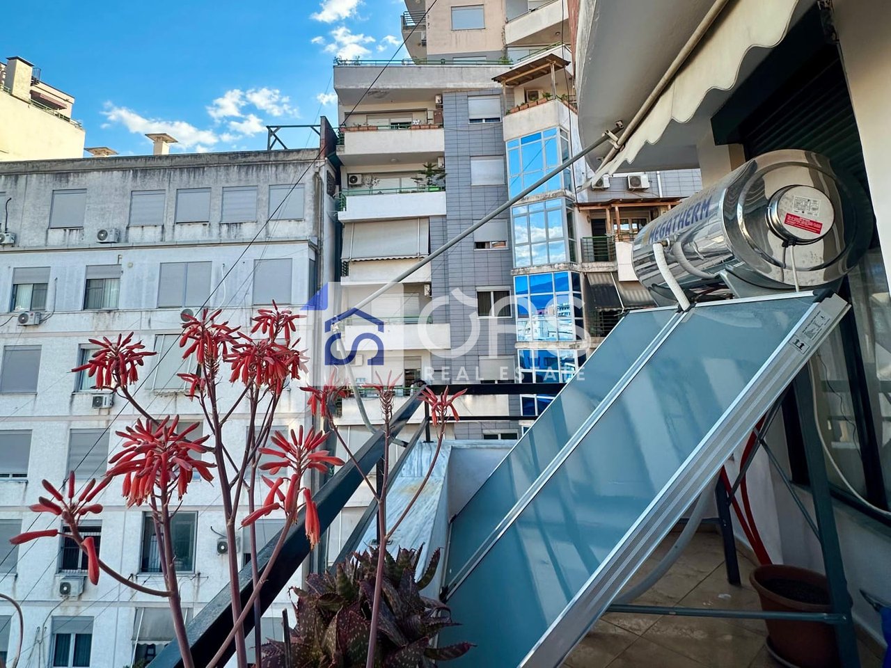 Jepet me qera apartament 2+1+2 pazari i ri