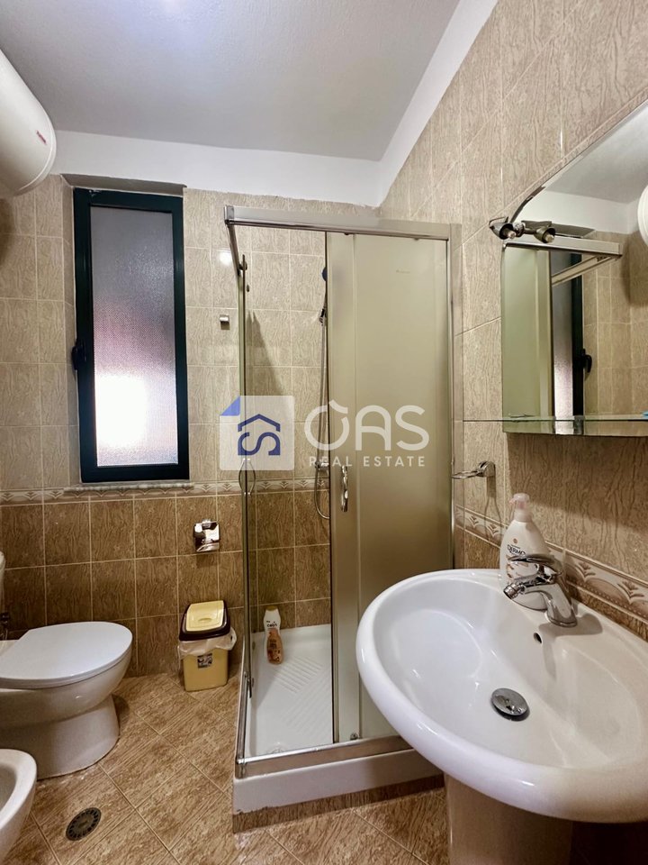 Jepet me qera apartament 2+1+2 pazari i ri