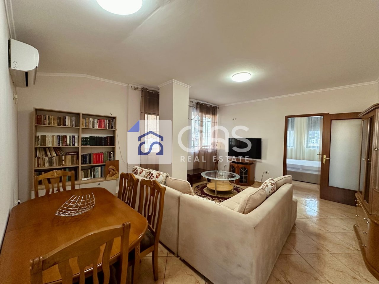 Jepet me qera apartament 2+1+2 pazari i ri