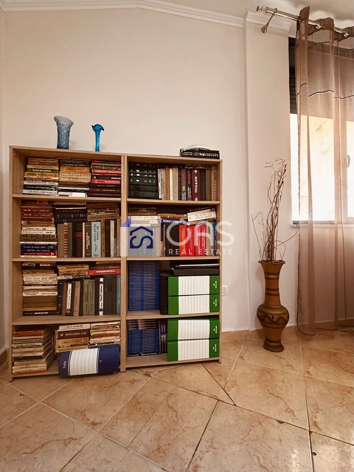 Jepet me qera apartament 2+1+2 pazari i ri