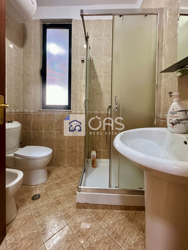 Jepet me qera apartament 2+1+2 pazari i ri