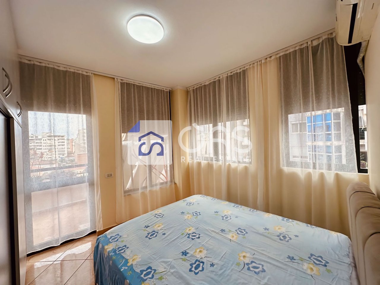 Jepet me qera apartament 2+1+2 pazari i ri
