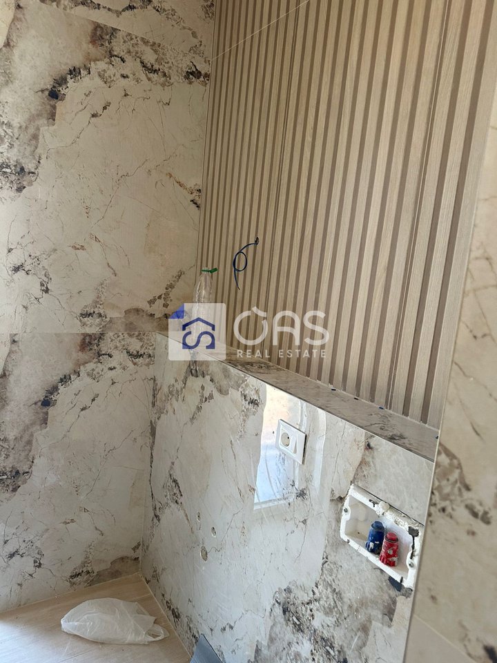 Vendesi appartamento 2+1+2 con posto auto, zona Fusha Aviacionit.