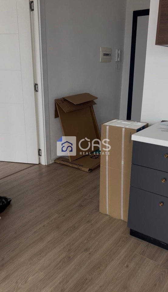 Jepet me qera apartament 1+1 bosh    pazari i ri (emi6)