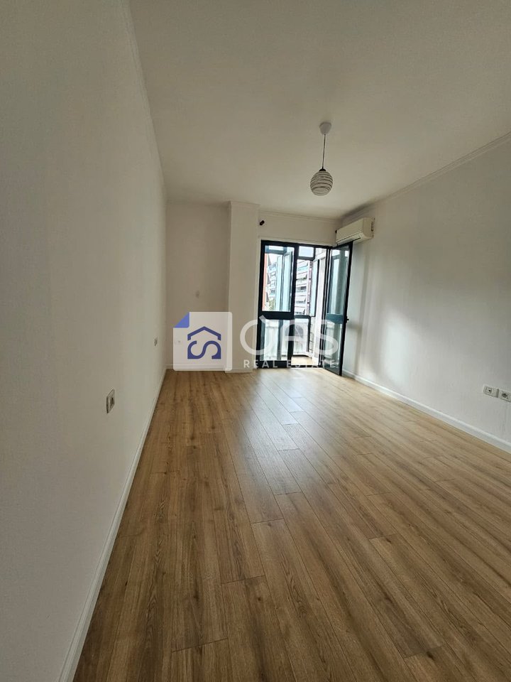 Shitet apartament 1+1 tek Rruga e Kavajes perball Delijorgjit.