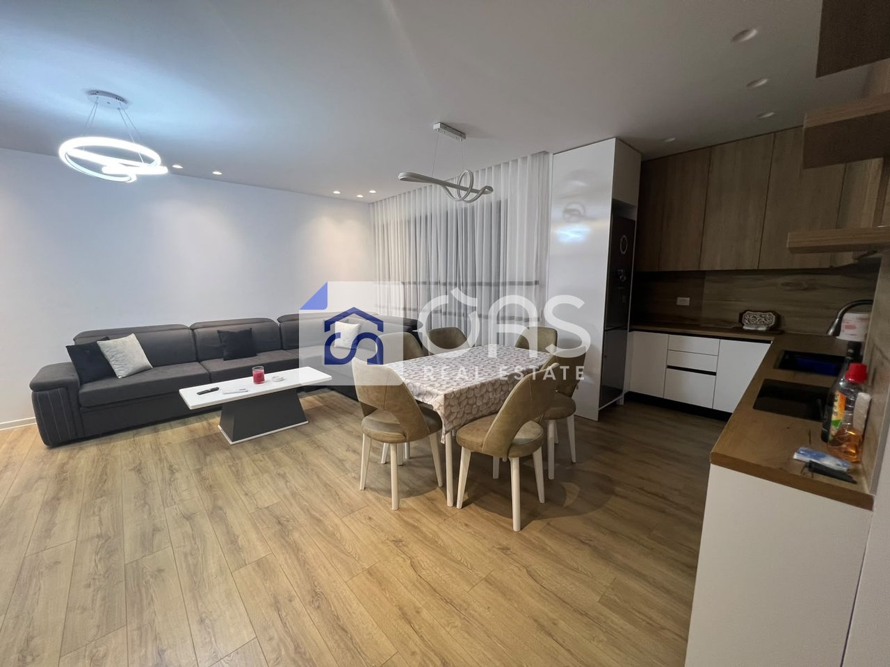 Jepet me qera Apartamenti 2+1+2 Bulevardi i ri