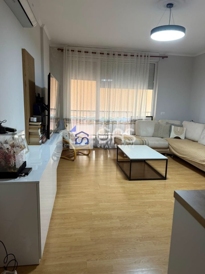 Jepet me qera apartament 2+1 te 21 Dhjetori