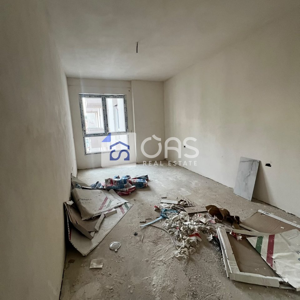 Shitet apartament 1+1 ne Kamez.
