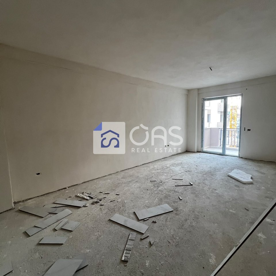 Shitet apartament 1+1 ne Kamez.