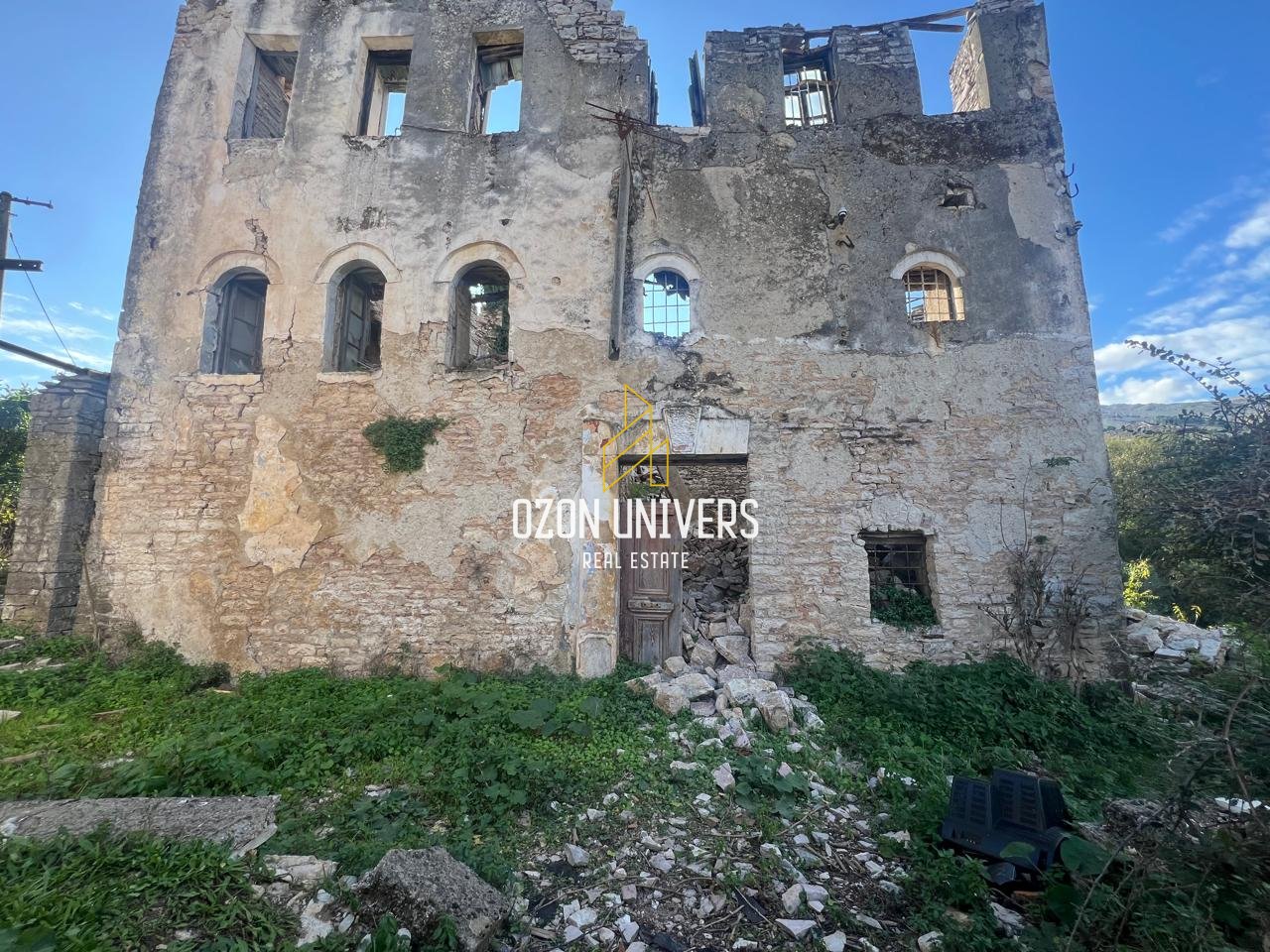 Shitet Tokë Truall Me Ndërtesë në Lagjen Dunavat ,Gjirokastër !