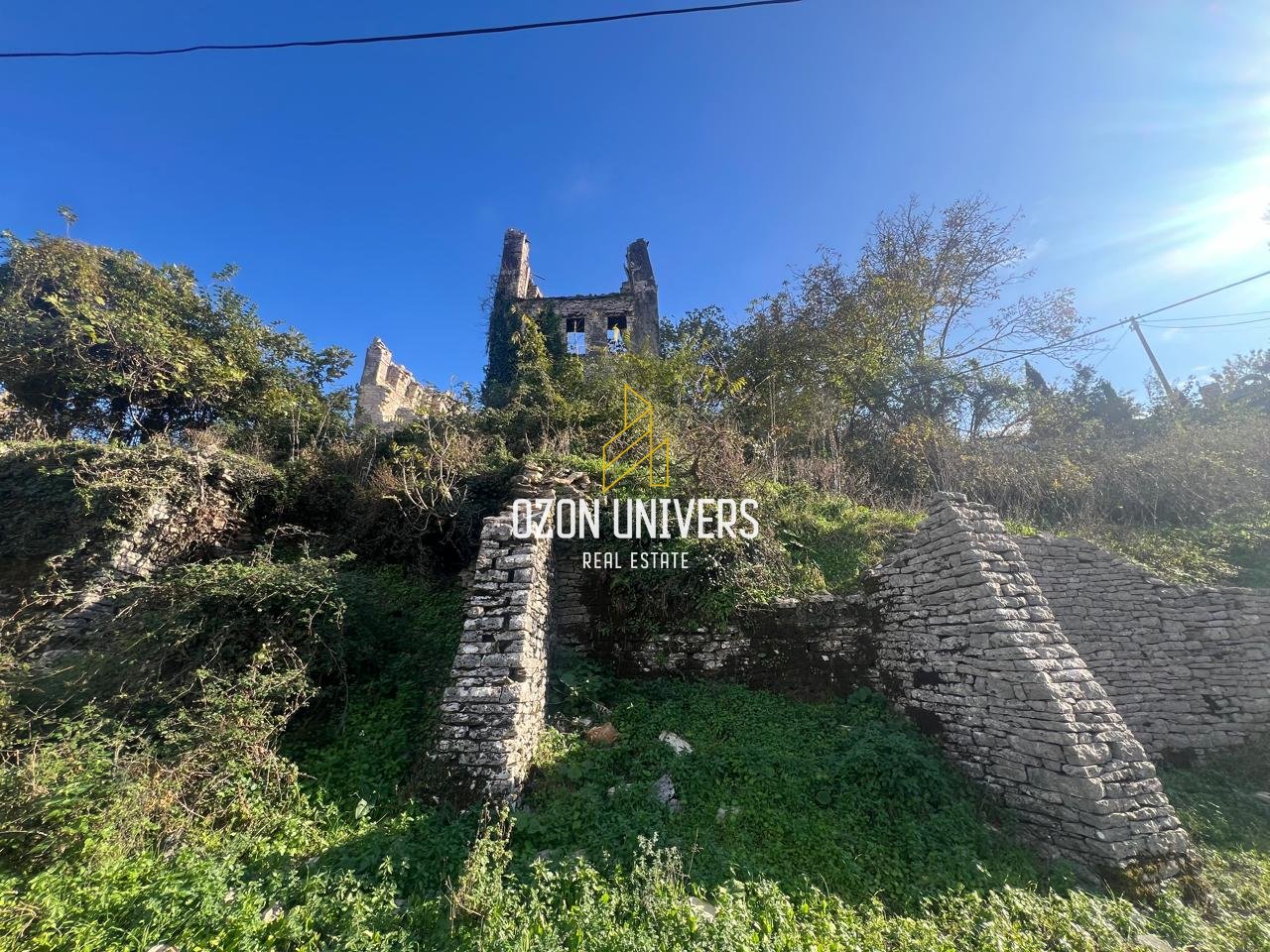 Shitet Tokë Truall Me Ndërtesë në Lagjen Dunavat ,Gjirokastër !