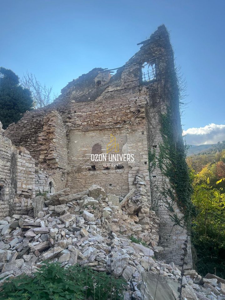 Shitet Tokë Truall Me Ndërtesë në Lagjen Dunavat ,Gjirokastër !