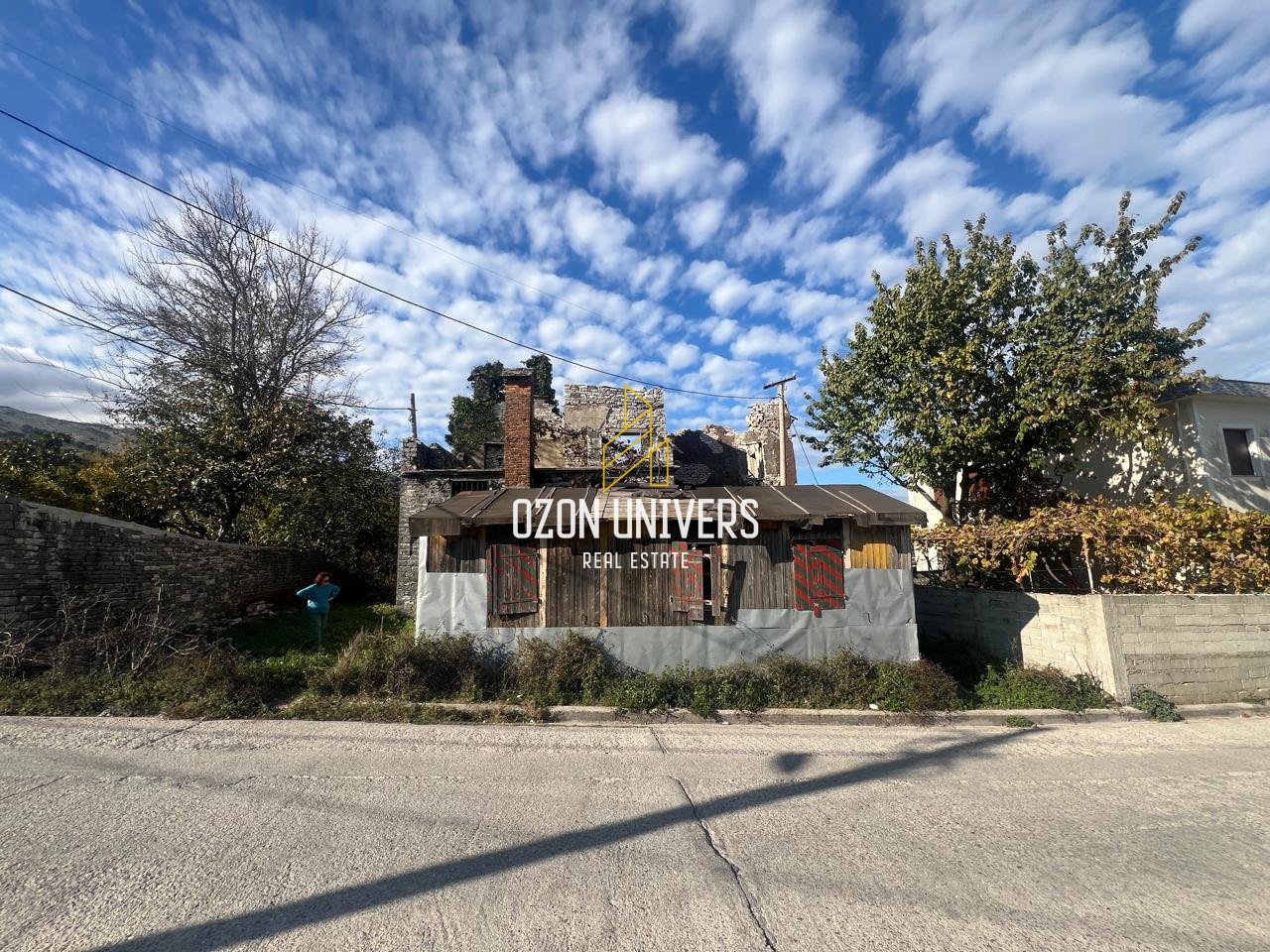 Shitet Tokë Truall Me Ndërtesë në Lagjen Dunavat ,Gjirokastër !