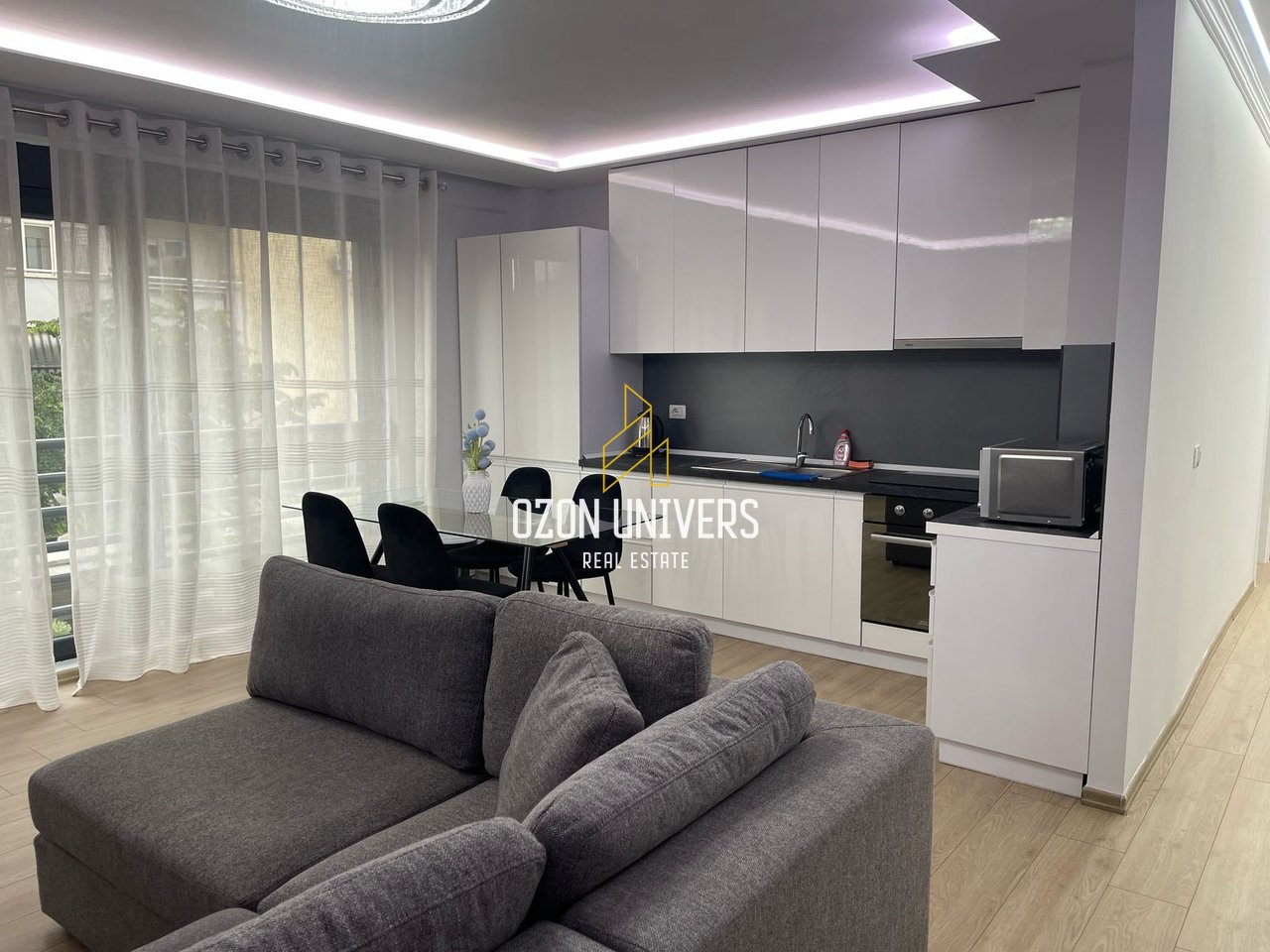 2+1 apartment for rent at Pazari i Ri (Optika Roma)!