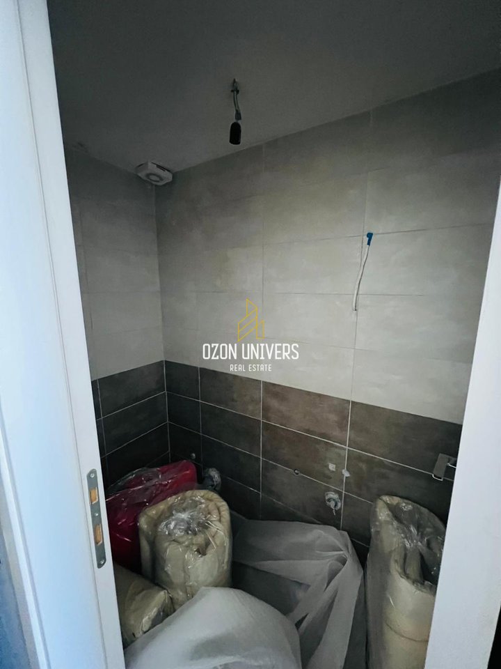 OKAZION! Shitet Gasoniere në Qendër e përshtatshme për dupleks ose biznes.