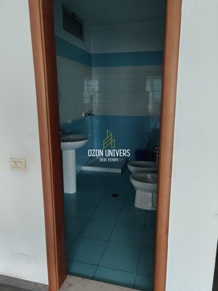 Business premises for rent, opposite Casa Italia!