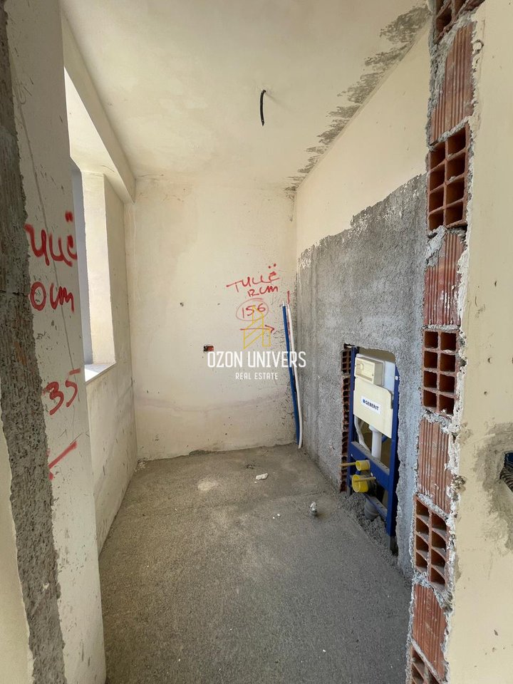 Apartament 3+1+3 për shitje tek Kompleksi Tom Doshi , Shkozë!