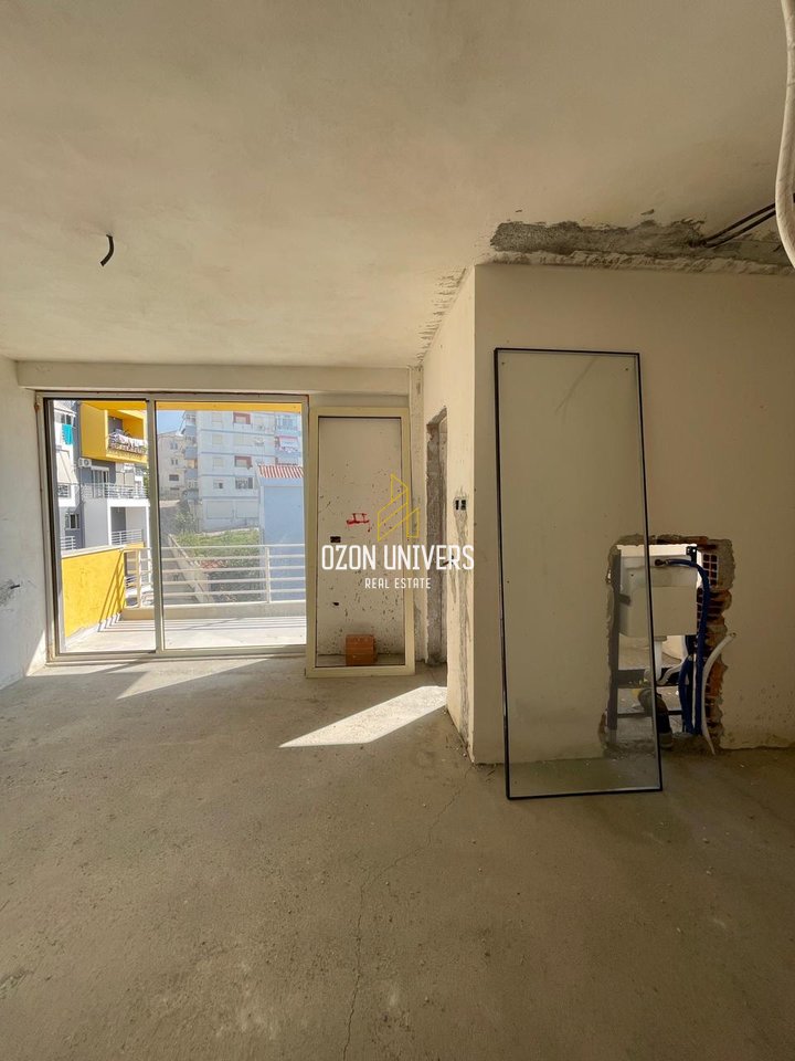 Apartament 3+1+3 për shitje tek Kompleksi Tom Doshi , Shkozë!