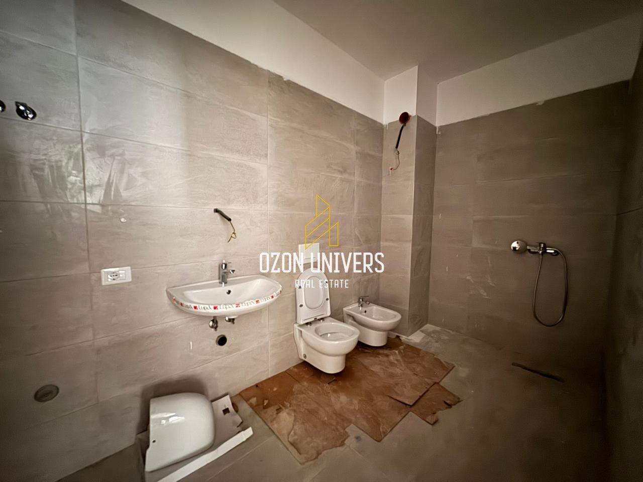 OKAZION! Apartament 2+1+2 për shitje tek Bellevue Residence, Rruga e Elbasanit, përballe Xibrakut!