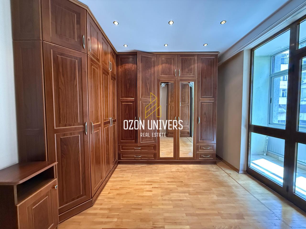 3+1 apartment for sale near Kafe Roma, Bajram Curri Boulevard!