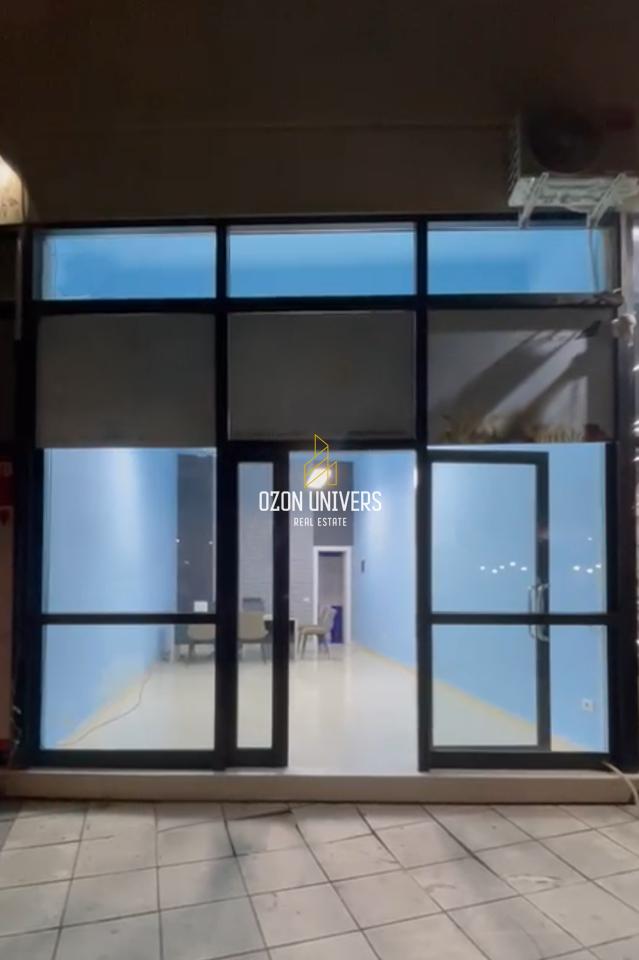 Ambiente commerciale in vendita, fronte strada ad Astir!