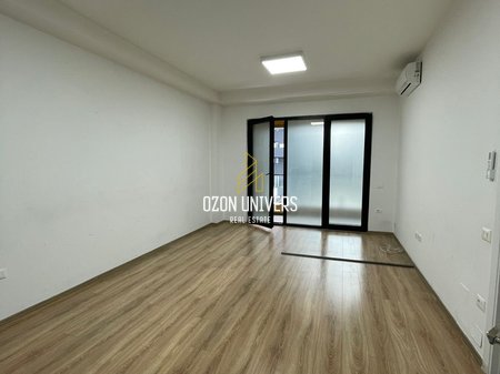 Locale commerciale in affitto, presso Square 21, Via Kavajës!