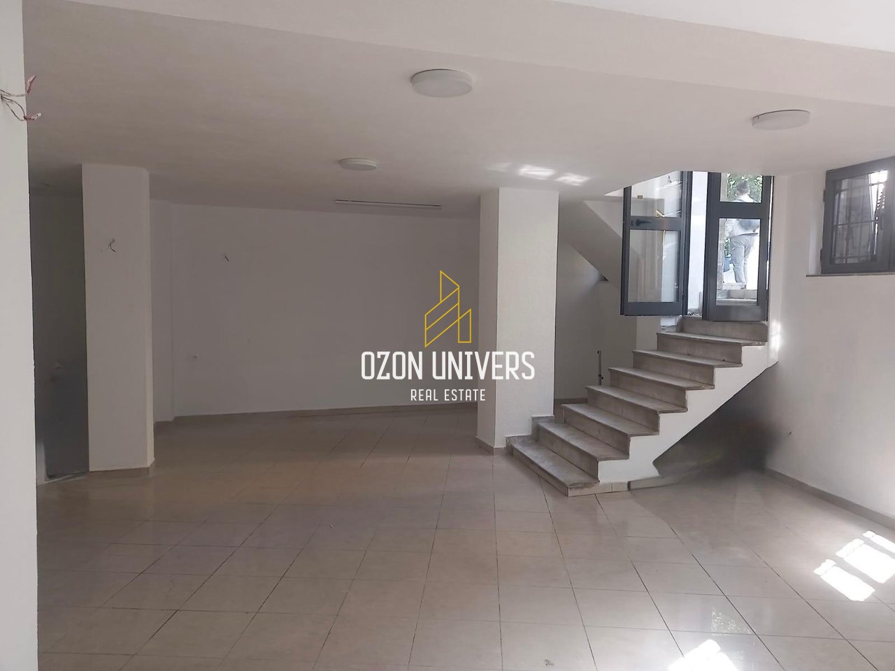 Ambient biznesi për qira, buzë rruge në Ali Dem!