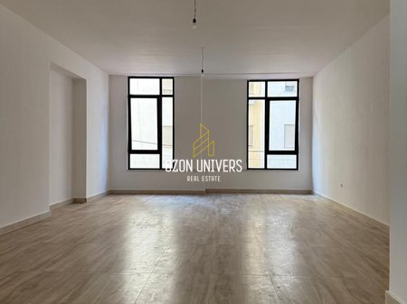 Ambiente commerciale in affitto, sulla Strada di Durazzo!