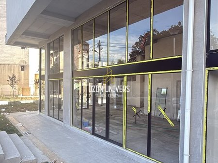 Vendesi 3 Ambienti Commerciali + 5 Posti Auto, a Brryl!