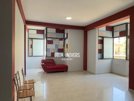 Ambient biznesi për qira tek Rruga e Kavajës, Qendër!
