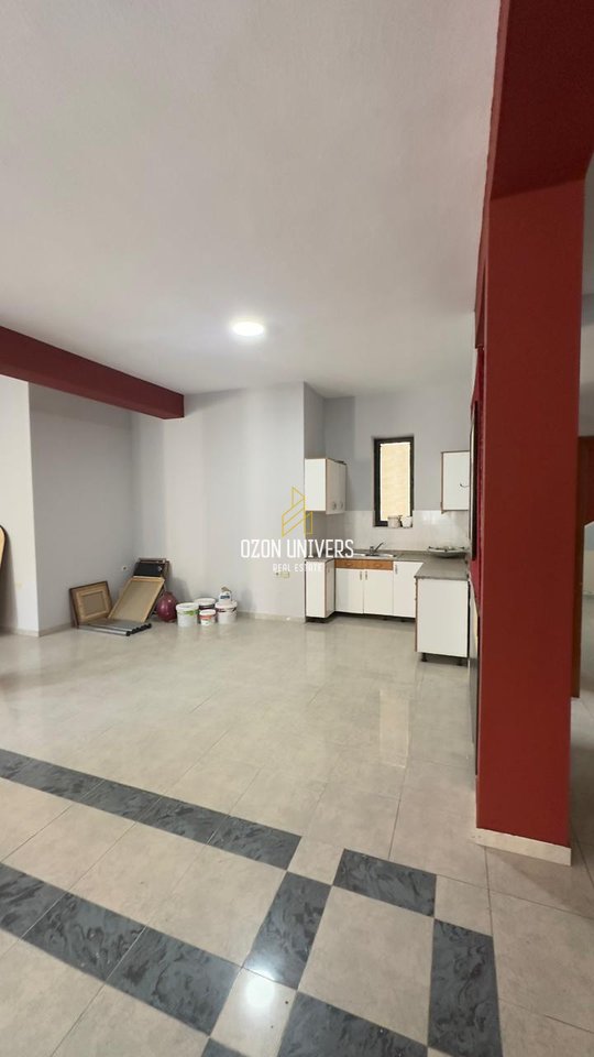 Ambient biznesi për qira tek Rruga e Kavajës, Qendër!