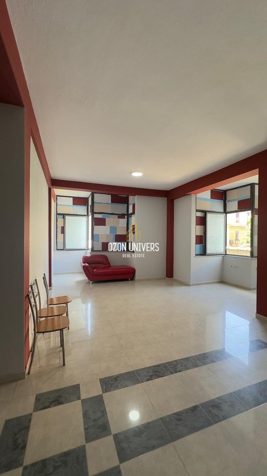 Ambient biznesi për qira tek Rruga e Kavajës, Qendër!