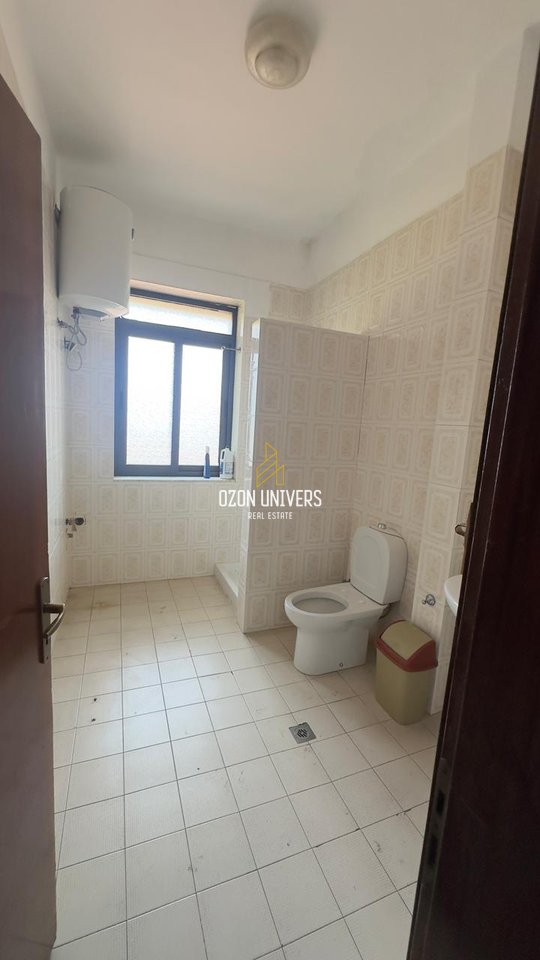 Ambient biznesi për qira tek Rruga e Kavajës, Qendër!