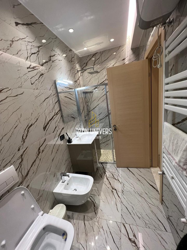 Appartamento 2+1+2 con parcheggio, vicino al Lago di Tirana!