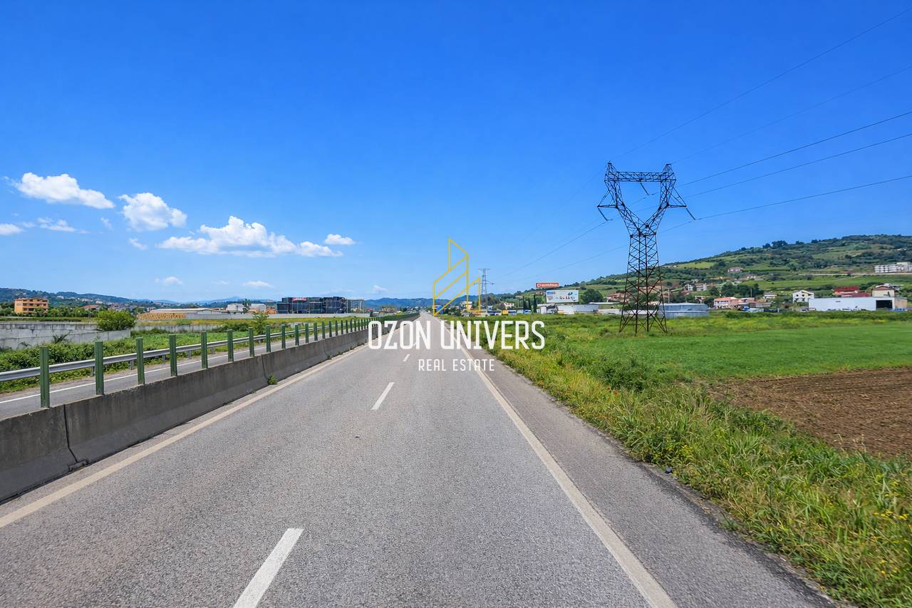 Shitet Tokë, buzë Autostradës Tiranë-Durrës !