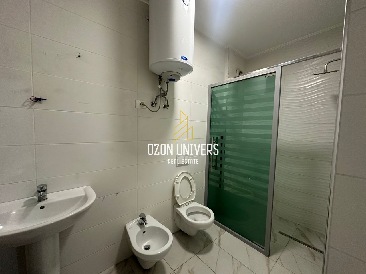 Apartament 3+1+2 me 2 poste parkimi, tek 5 Maji!