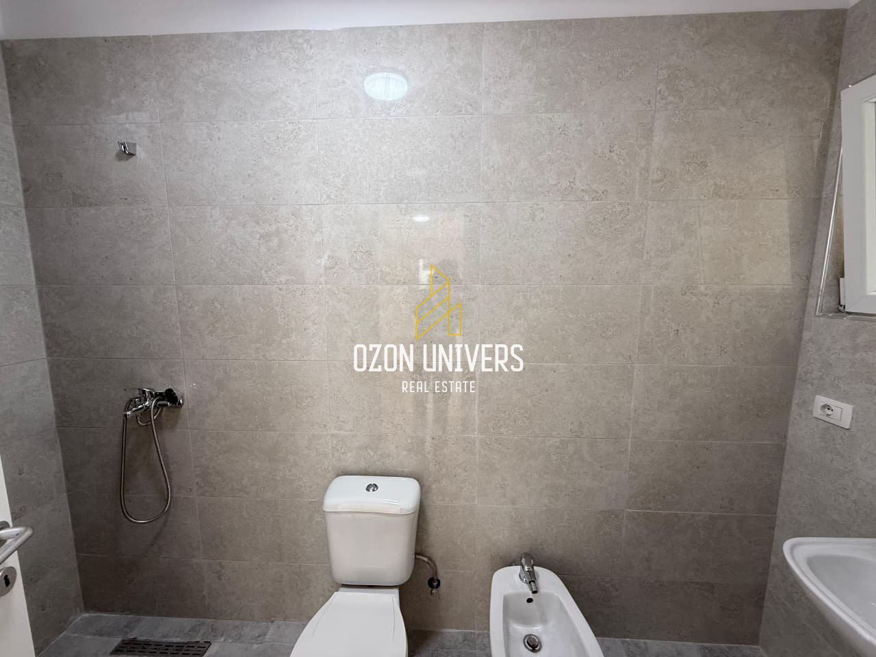 Apartament 2+1+2 për Qira tek Rruga e Qelqit, Kombinat!