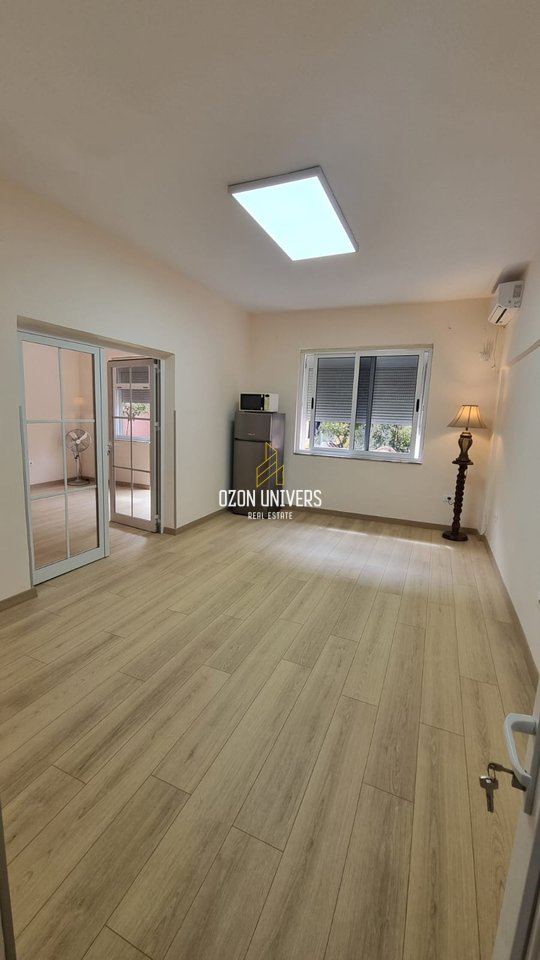 Apartament 1+1 me qira për biznes ose banim, tek Kafe Flora, Qender!