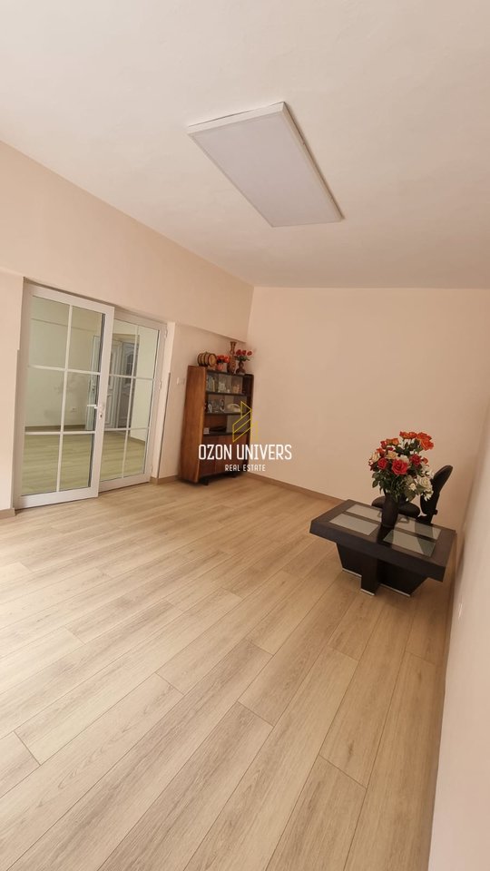 Apartament 1+1 me qira për biznes ose banim, tek Kafe Flora, Qender!