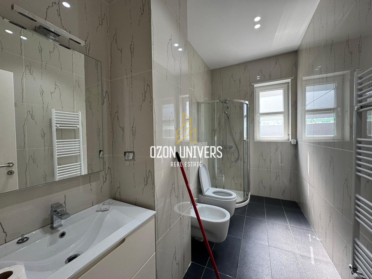 Modern villa for rent at Rolling Hills!