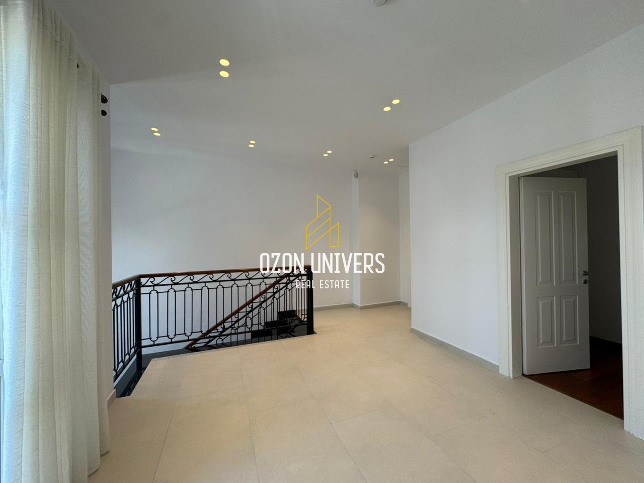 Modern villa for rent at Rolling Hills!