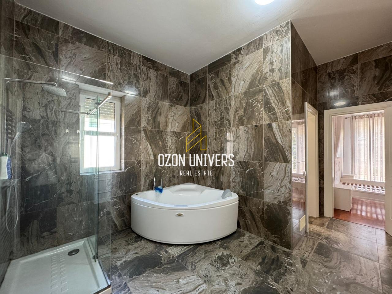 Modern villa for rent at Rolling Hills!