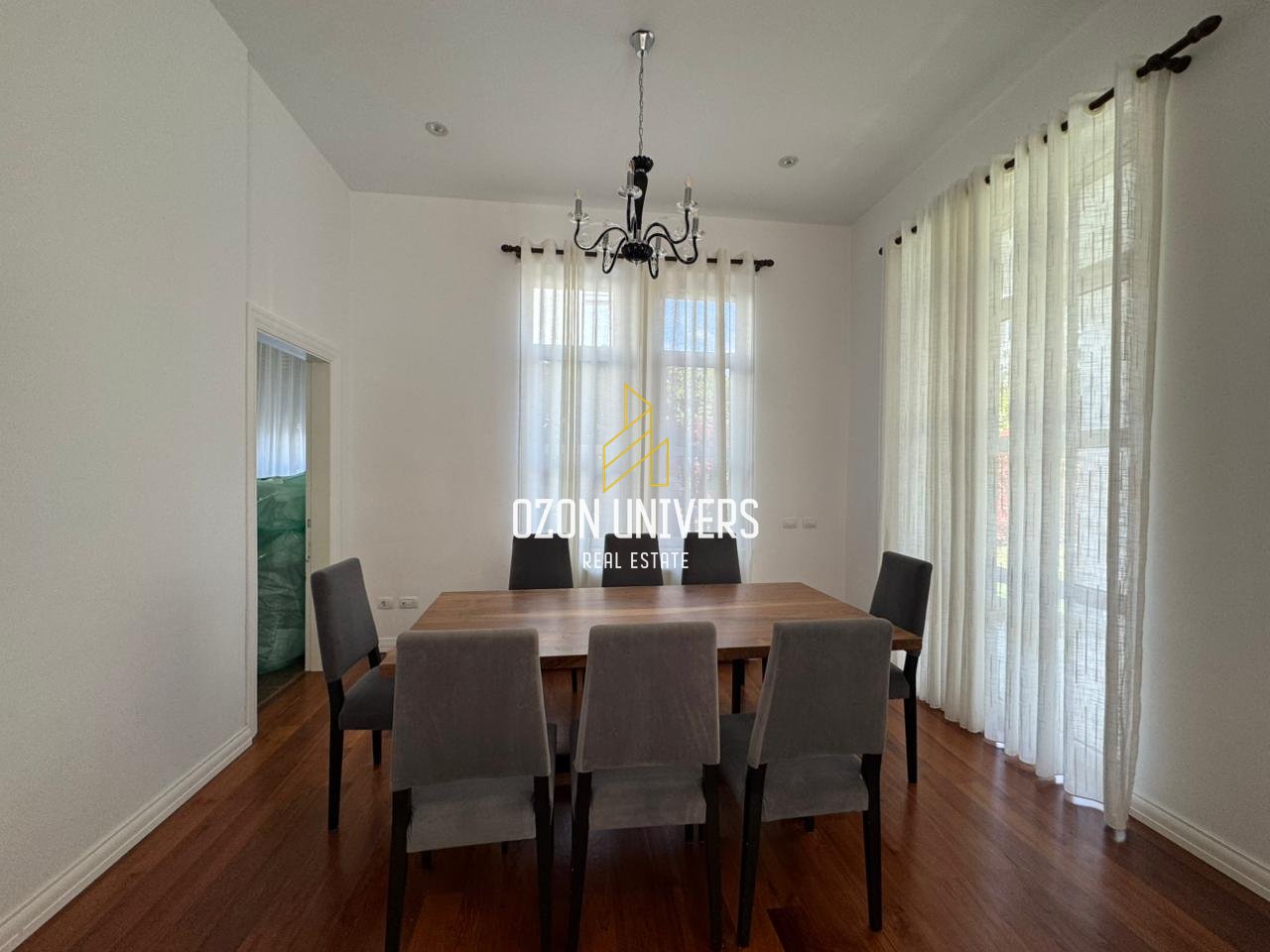 Modern villa for rent at Rolling Hills!