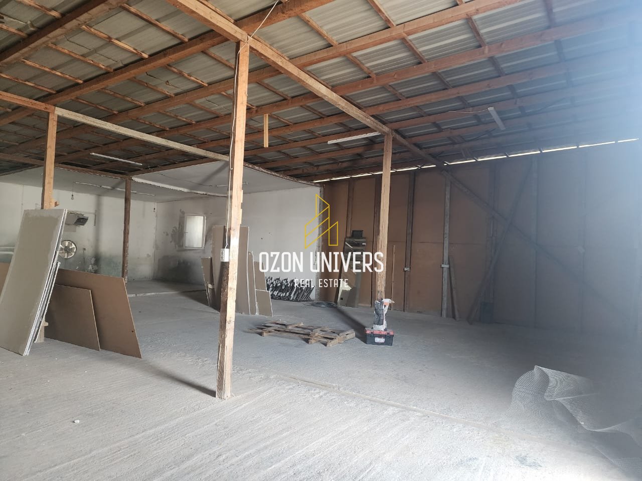 Capannone in affitto, sull'autostrada Tirana-Durazzo, vicino a Casa Italia!