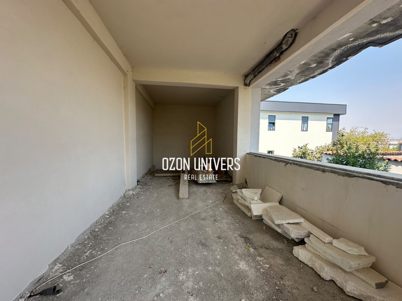 Jepet me qira godinë 4 katëshe+bodrum, pranë TopChannel, Kashar !