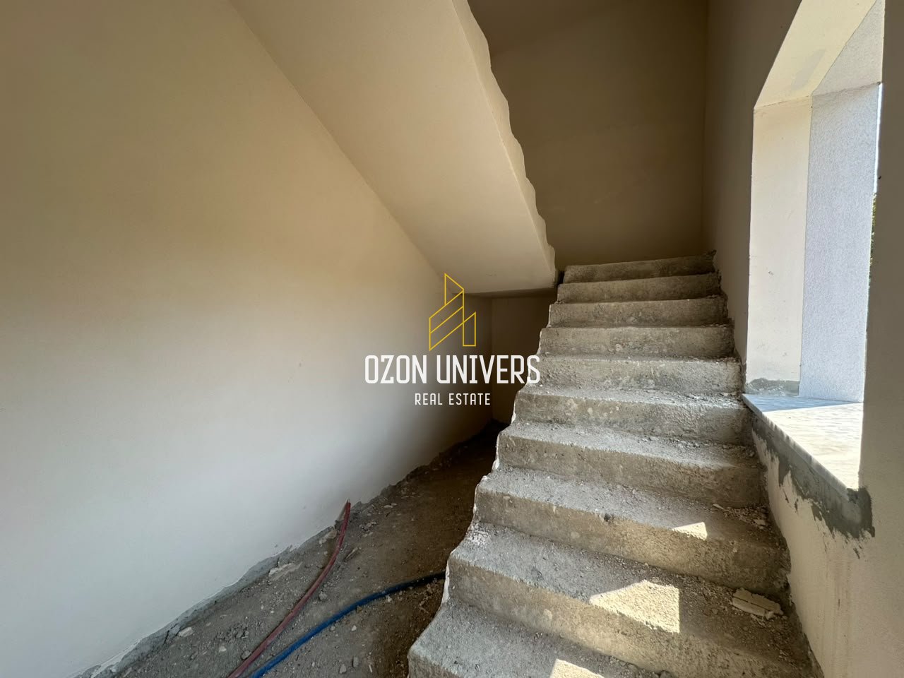 Jepet me qira godinë 4 katëshe+bodrum, pranë TopChannel, Kashar !