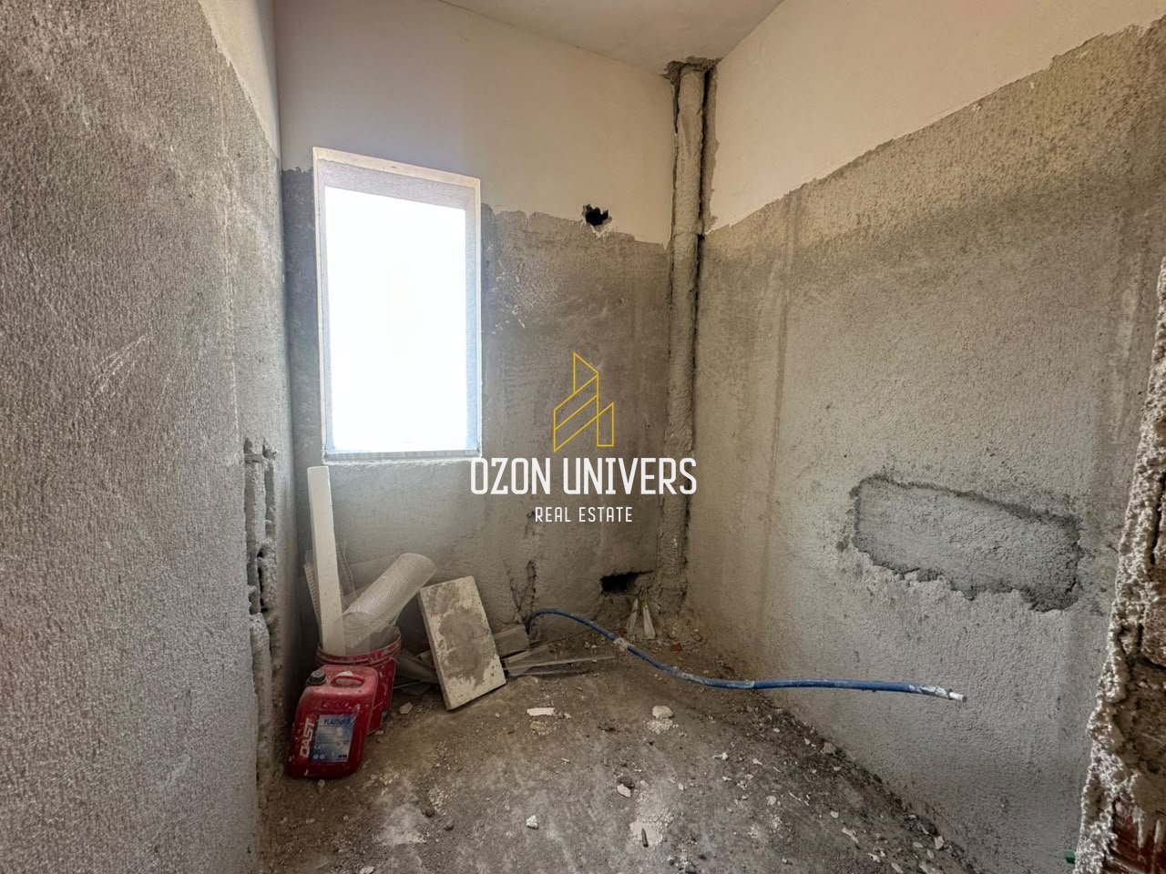 Jepet me qira godinë 4 katëshe+bodrum, pranë TopChannel, Kashar !