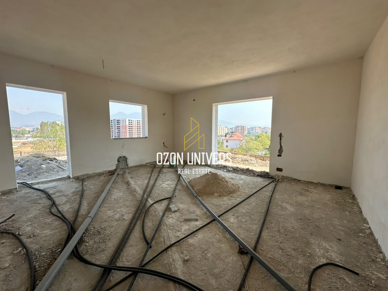 Jepet me qira godinë 4 katëshe+bodrum, pranë TopChannel, Kashar !