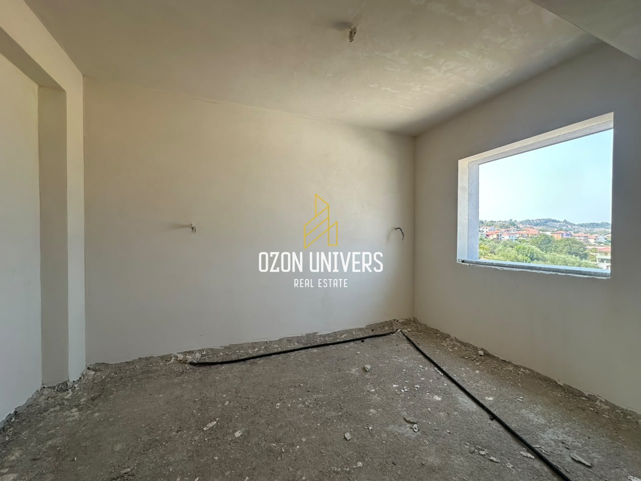 Jepet me qira godinë 4 katëshe+bodrum, pranë TopChannel, Kashar !